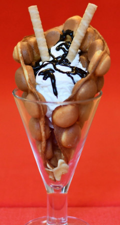 vafle se šlehačkou a čokoládou